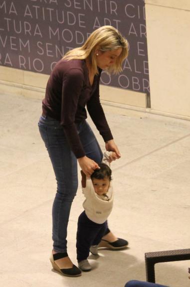 Fernanda Gentil curte passeio com o filho em shopping no Rio de Janeiro