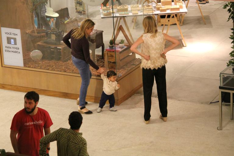 Fernanda Gentil curte passeio com o filho em shopping no Rio de Janeiro