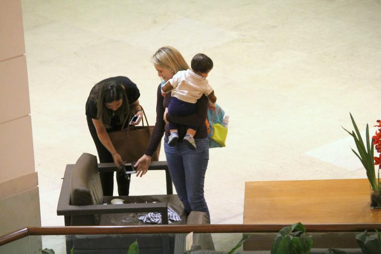 Fernanda Gentil curte passeio com o filho em shopping no Rio de Janeiro