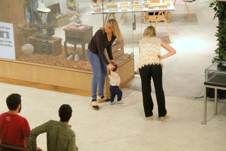 Fernanda Gentil curte passeio com o filho em shopping no Rio de Janeiro