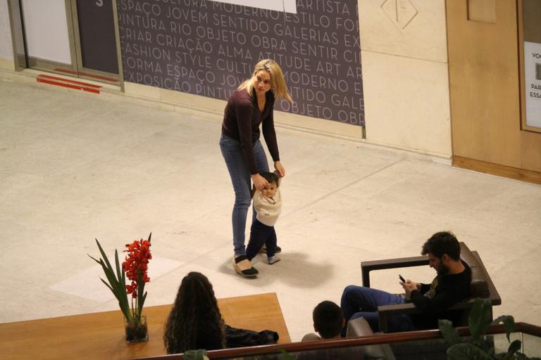 Fernanda Gentil curte passeio com o filho em shopping no Rio de Janeiro