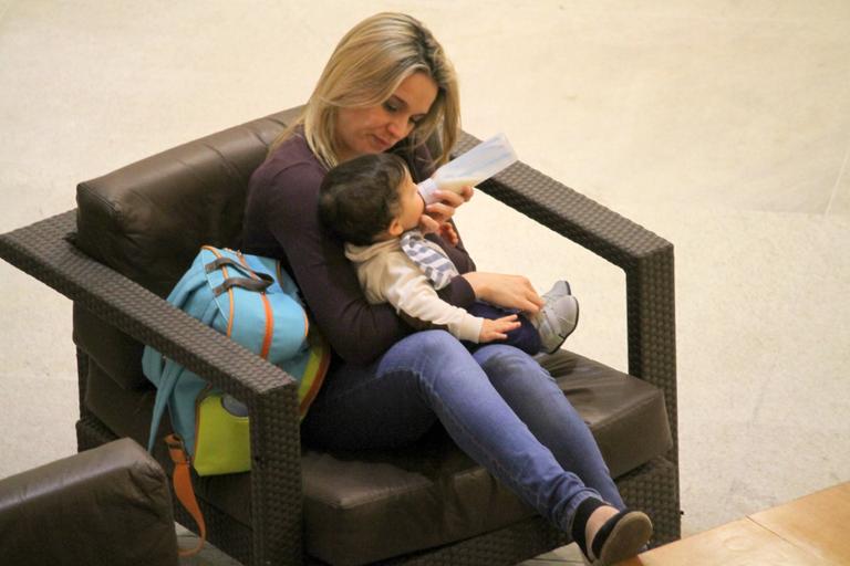 Fernanda Gentil curte passeio com o filho em shopping no Rio de Janeiro