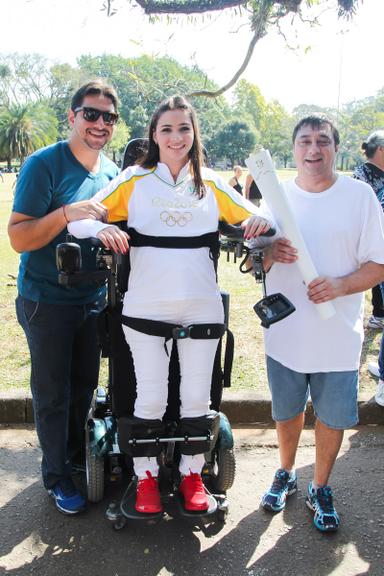 Lais Souza com o irmão e o pai