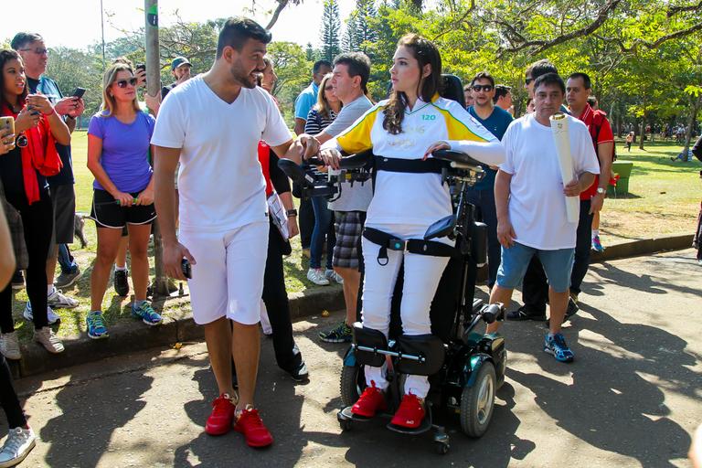 Lais Souza participa do revezamento da tocha olímpica