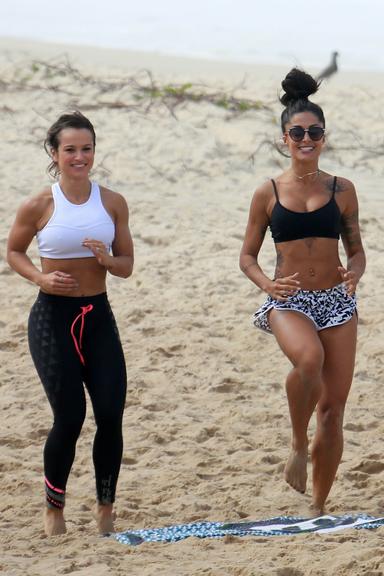 Aline Riscado exibe boa forma em treino funcional no Rio