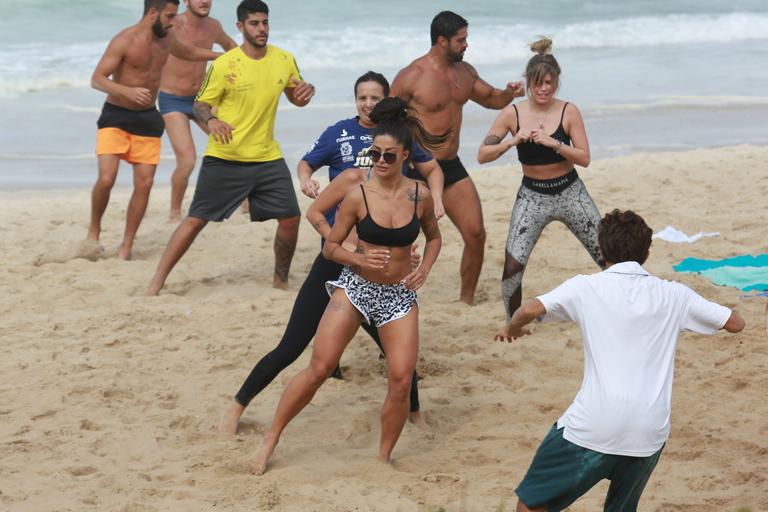 Aline Riscado exibe boa forma em treino funcional no Rio