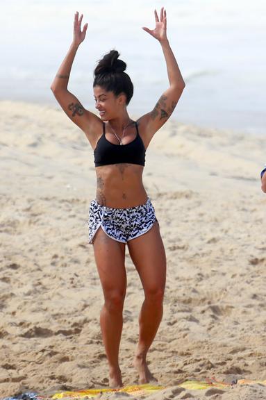 Aline Riscado exibe boa forma em treino funcional no Rio