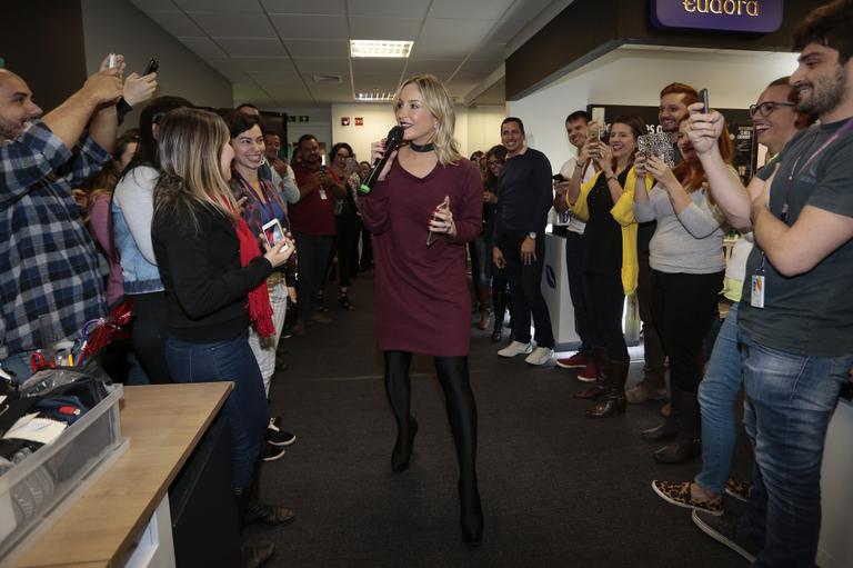 Claudia Leitte festeja o dia do batom em visita ao escritório de marca de cosmético