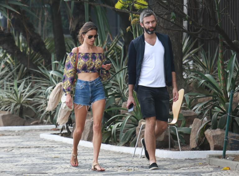 Alessandra Ambrosio passeia no Rio de Janeiro