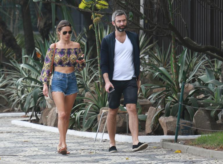 Alessandra Ambrosio passeia no Rio de Janeiro