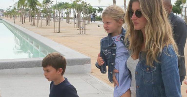 Gisele Bündchen leva os filhos ao museu, no Rio 