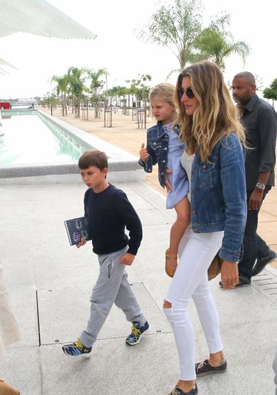 Gisele Bündchen leva os filhos ao museu, no Rio 