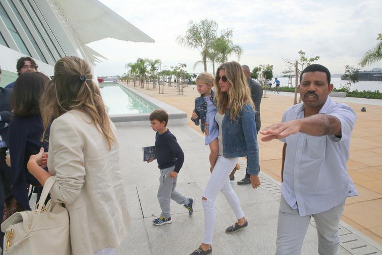 Gisele Bündchen leva os filhos ao museu, no Rio 