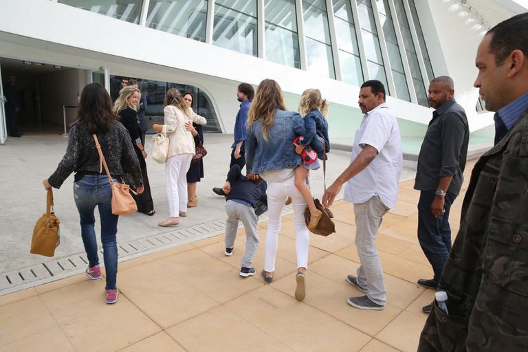 Gisele Bündchen leva os filhos ao museu, no Rio 