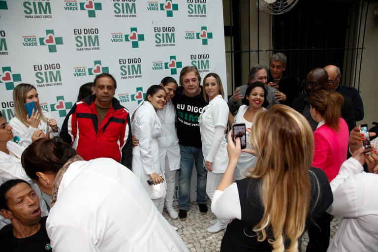 Fábio Jr faz visita para os pacientes da Cruz Verde em SP