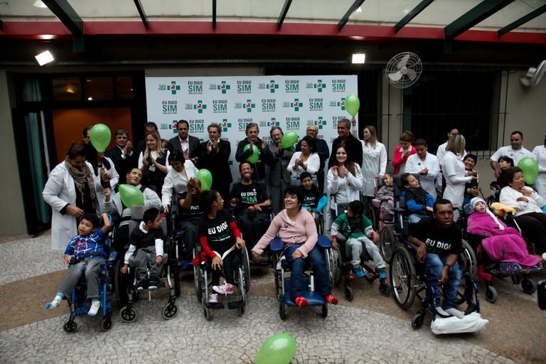 Fábio Jr faz visita para os pacientes da Cruz Verde em SP