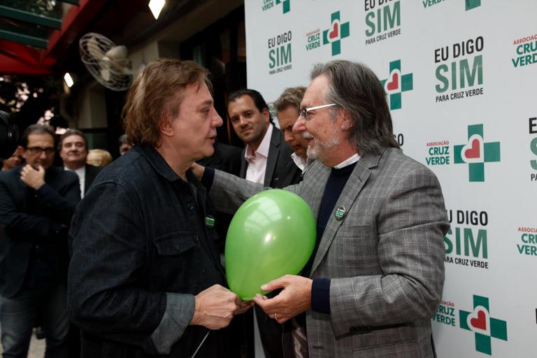 Fábio Jr faz visita para os pacientes da Cruz Verde em SP