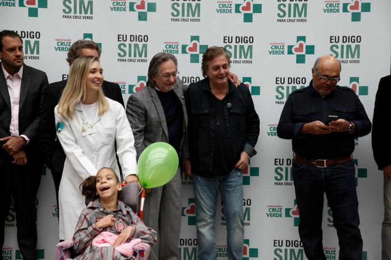 Fábio Jr faz visita para os pacientes da Cruz Verde em SP