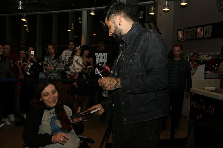 Lucas Silveira lança seu novo livro em SP