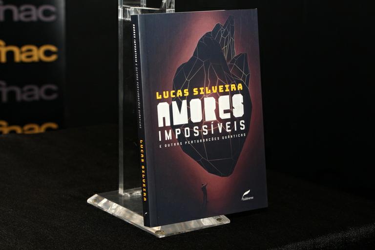 Lucas Silveira lança seu novo livro em SP