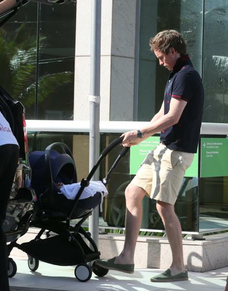 Eddie Redmayne curte o Rio com a mulher e a filha