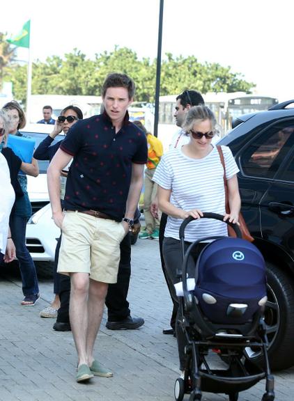 Eddie Redmayne curte o Rio com a mulher e a filha