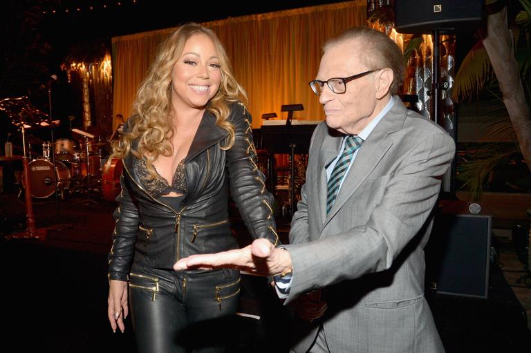 Mariah Carey abusa do decote em evento 