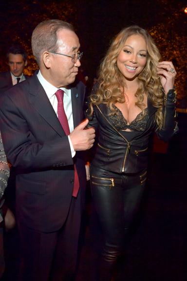 Mariah Carey abusa do decote em evento 