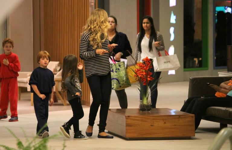 Grazi Massafera curte dia de compras com a filha, Sofia