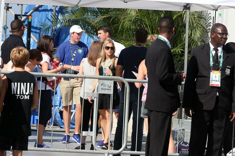 Michael Phelps passeia com o filho e a mulher, no Rio