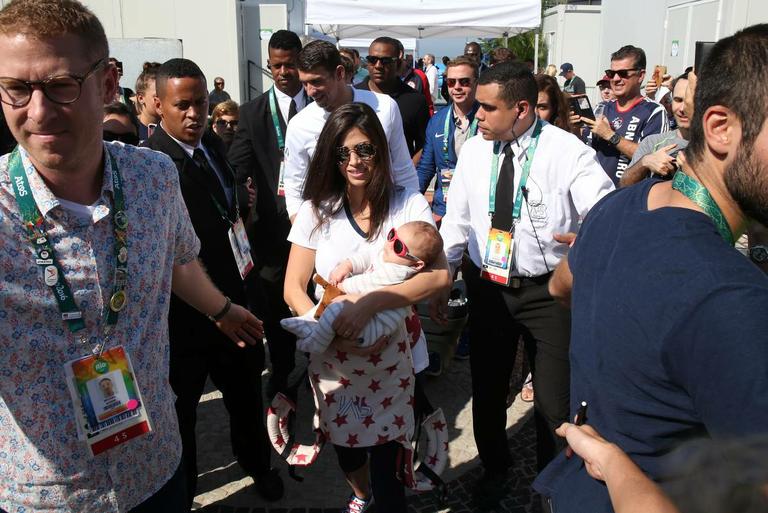 Michael Phelps passeia com o filho e a mulher, no Rio