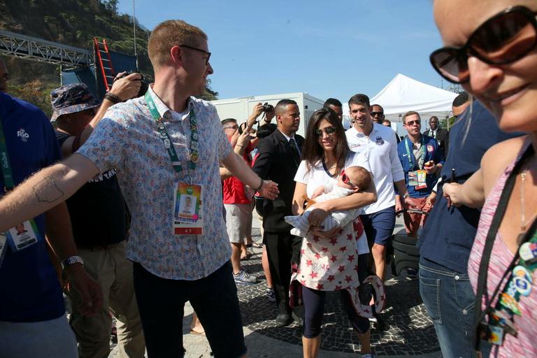 Michael Phelps passeia com o filho e a mulher, no Rio