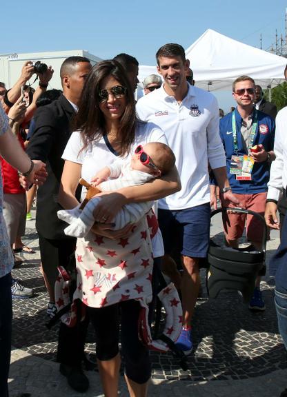 Michael Phelps passeia com o filho e a mulher, no Rio