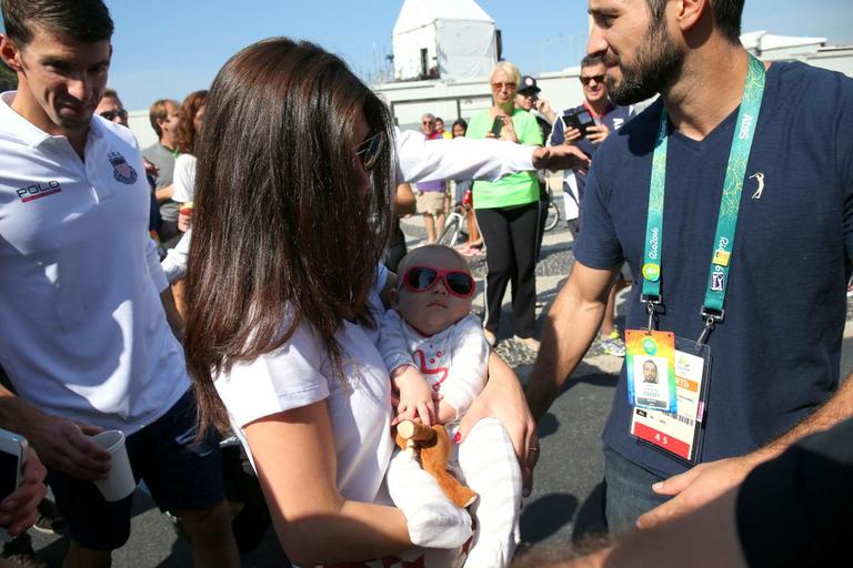 Michael Phelps passeia com o filho e a mulher, no Rio