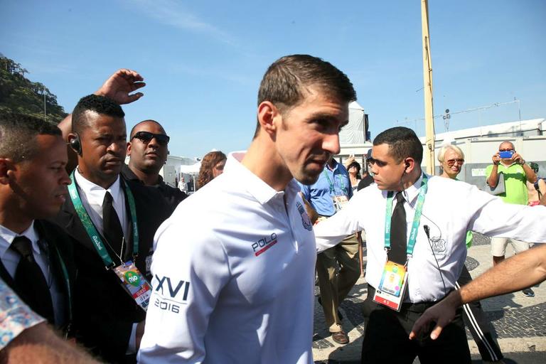 Michael Phelps passeia com o filho e a mulher, no Rio