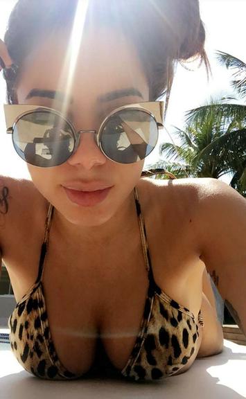 Anitta tenta aproveitar uma hora de folga no sol