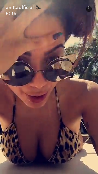 Anitta tenta aproveitar uma hora de folga no sol