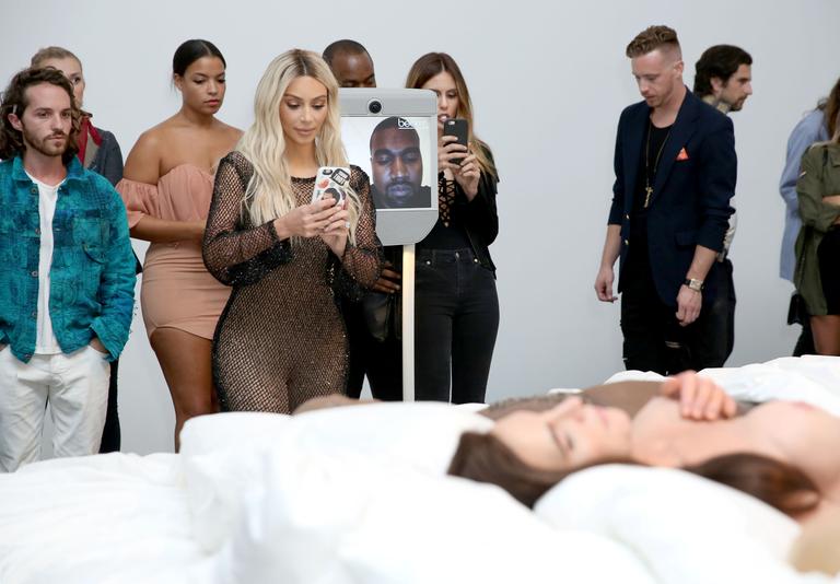 Kim Kardashian radicaliza o visual e adota o loiro platinado