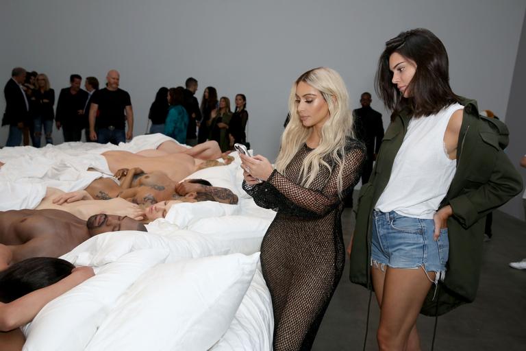 Kim Kardashian radicaliza o visual e adota o loiro platinado