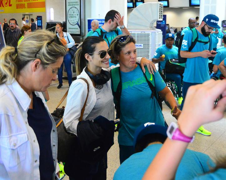 Cleo Pires tira fotos com atletas paralímpicos no Rio 