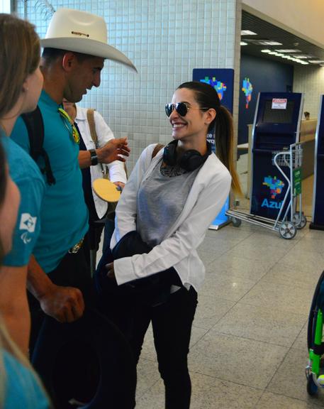 Cleo Pires tira fotos com atletas paralímpicos no Rio 