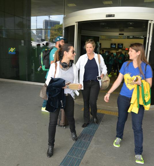 Cleo Pires tira fotos com atletas paralímpicos no Rio 