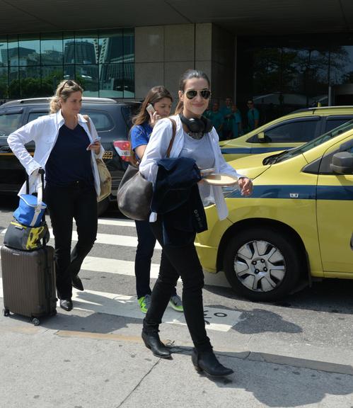 Cleo Pires tira fotos com atletas paralímpicos no Rio 