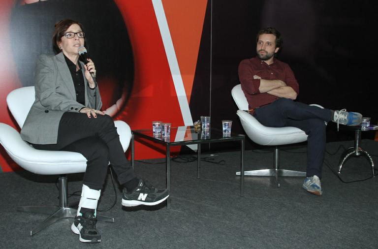 Gregório Duvivier e Olivia Byington dividem o palco na Bienal de SP