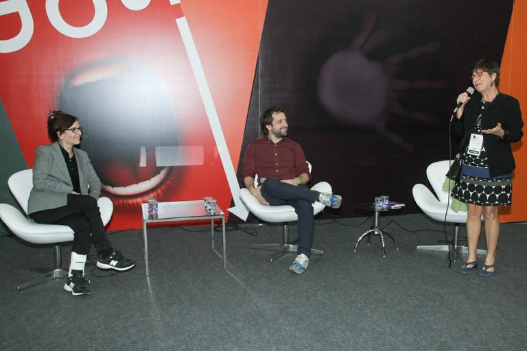 Gregório Duvivier e Olivia Byington dividem o palco na Bienal de SP