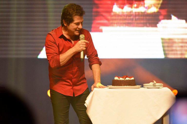 Daniel celebra os 48 anos ao lado dos fãs em show