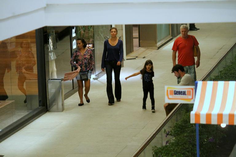 Grazi Massafera se diverte em shopping com a filha