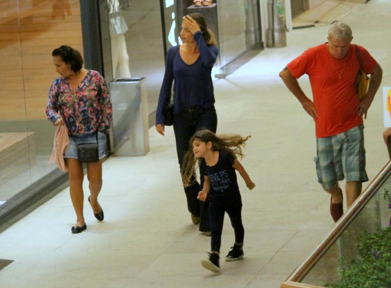 Grazi Massafera se diverte em shopping com a filha