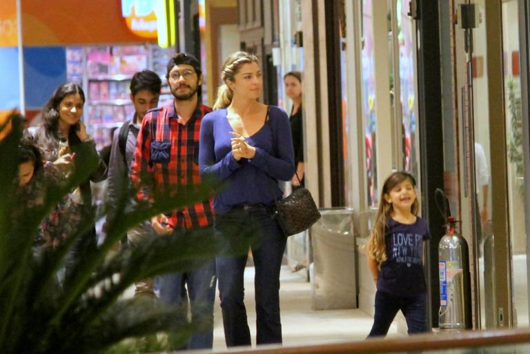 Grazi Massafera se diverte em shopping com a filha