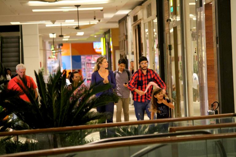 Grazi Massafera se diverte em shopping com a filha